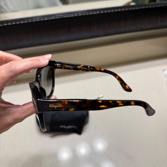 Salvatore Ferragamo women’s sunglasses - Like New - Picture 3 of 5